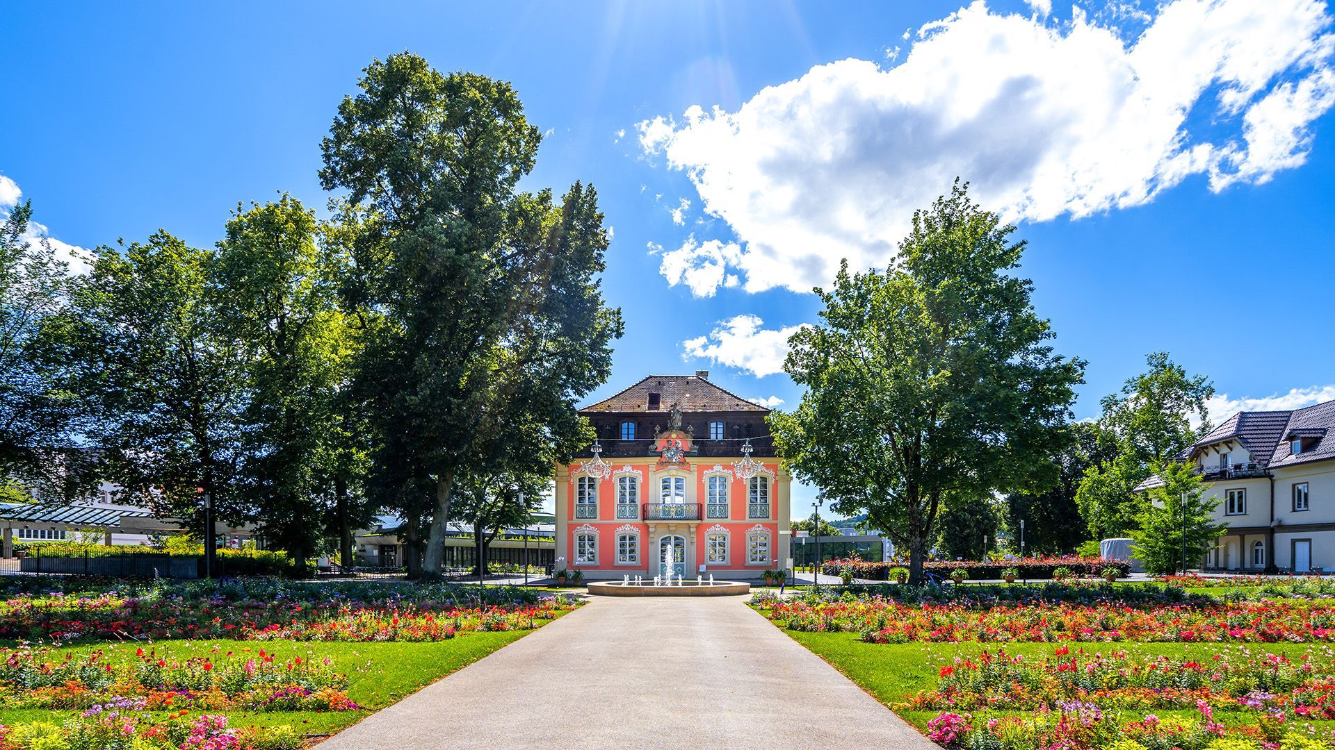 Rokokoschlösschen im Park bei Sonnenschein