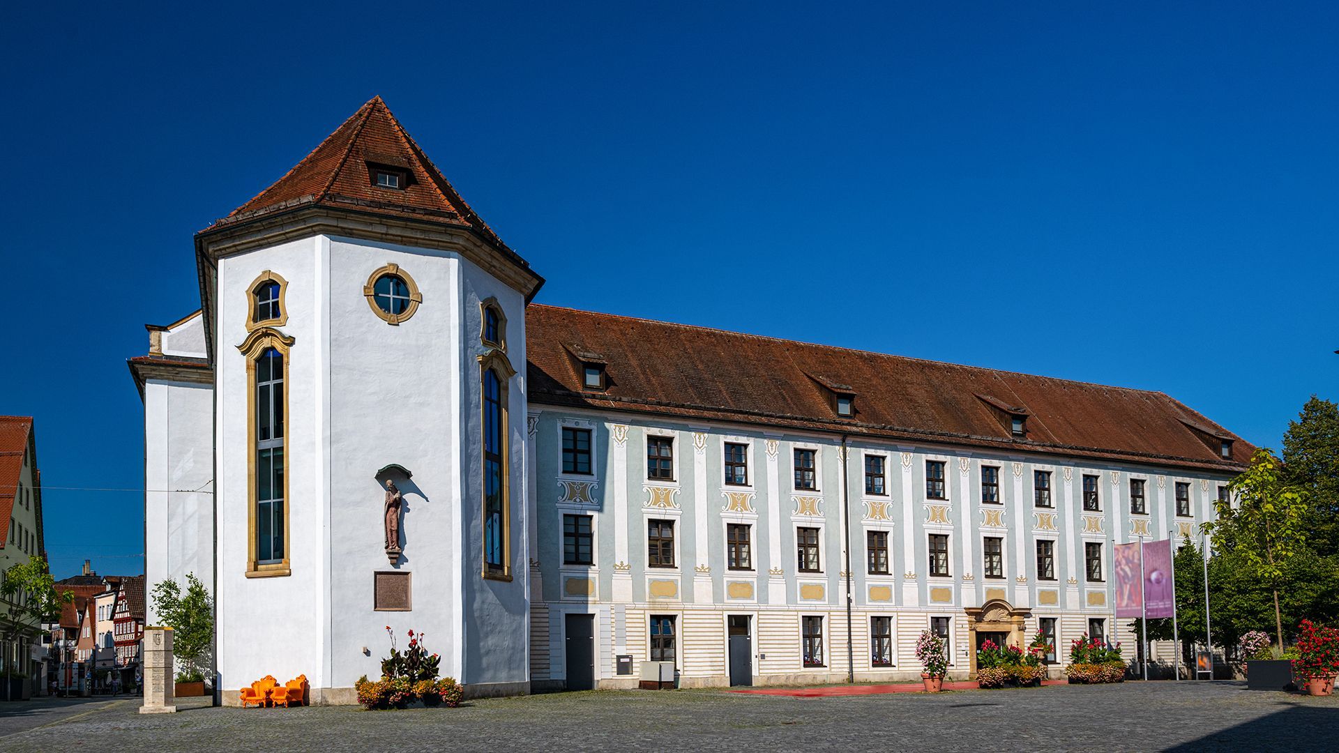 Weißes Kloster mit blauem Himmel