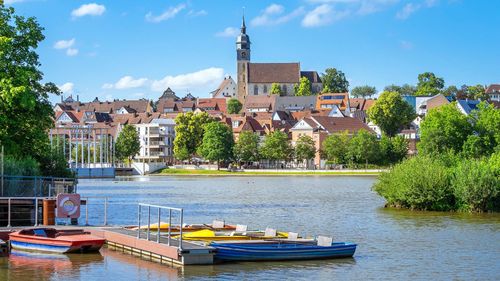 See mit Stadt im Hintergrund