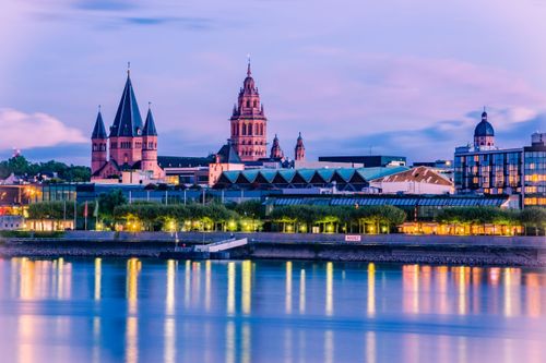 Mainzer Stadtbild zur blauen Stunde mit Dom St. Martin