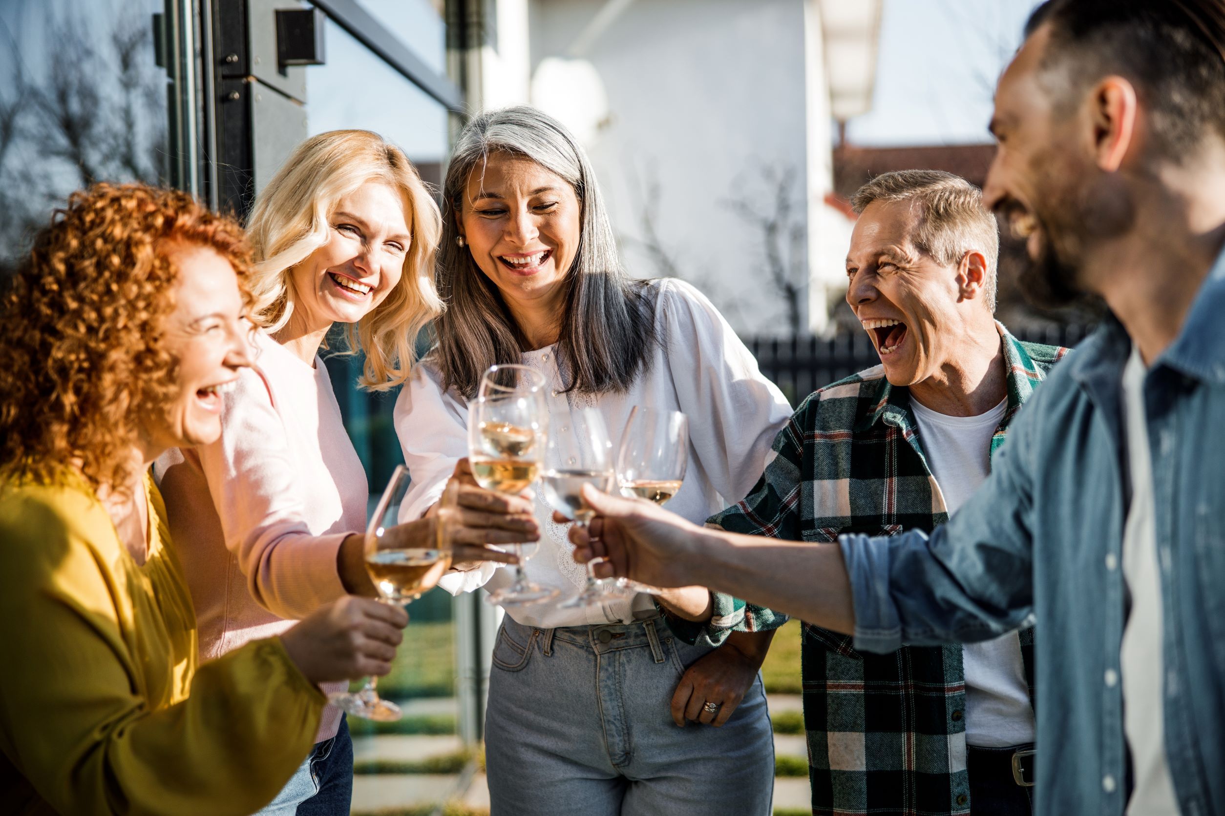 Freunde die zusammen Wein trinken