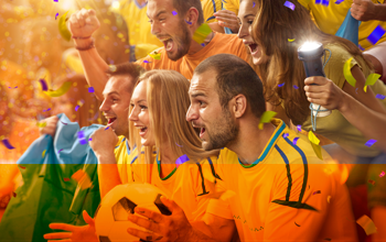 VisitorApp Event Fans in Partystimmung sitzen im Stadion und feiern ihre Fußballmannschaft an.